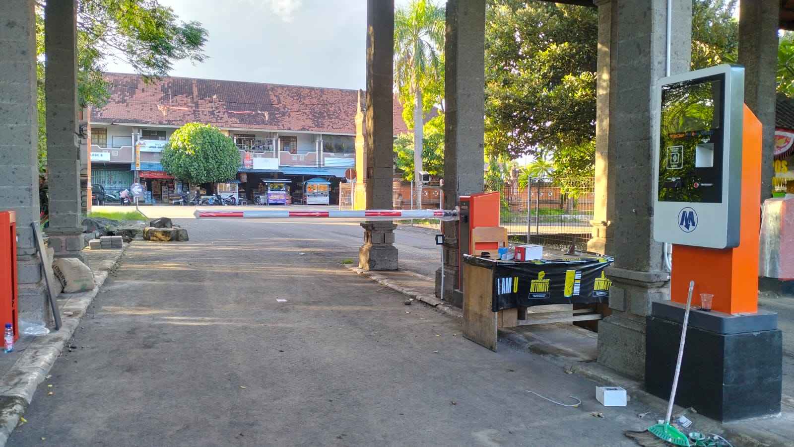 Pelajari apa itu palang parkir, cara kerja, jenis, teknologi RFID, OCR, AI, hingga tips memilih sistem parkir yang tepat. Panduan lengkap dari MSM Parking berdasarkan pengalaman implementasi sejak 2012.